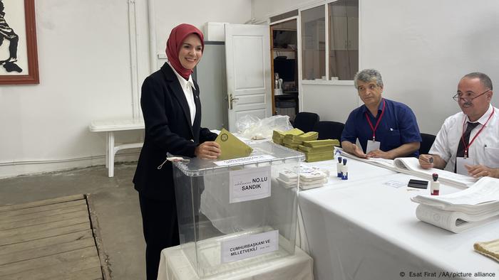Mahinur Özdemir Göktas wirft ihren Stimmzettel in eine Wahlurne 