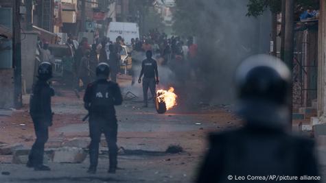 Phot d'un manifestant se tenant au milieu d'une rue lors d'affrontements avec des policiers anti-émeutes dans un quartier de Dakar, au Sénégal, le samedi 3 juin 2023.