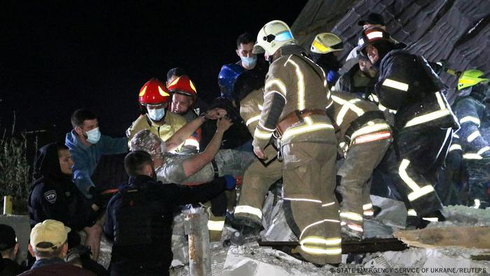 Equipe de resgate retira homem de ruínas de prédio bombardeado