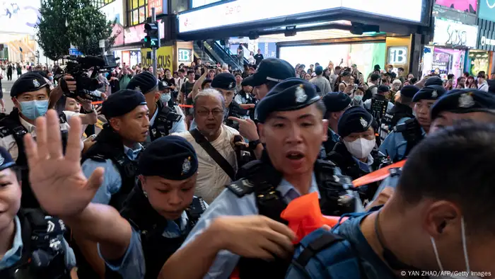 6月3日，艺名「三木」的陈式森（图中）在六四前一天于铜锣湾的某条街上唱着「不要忘记六四！不要忘记六四！香港人，不要怕他们」。随后他被警员带走时，还沿途高喊着「勿忘六四」、「打倒暴政」、「香港人不要怕」。