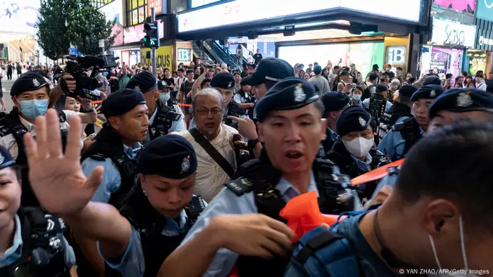 藝術家三木3日晚間在銅鑼灣遭港警帶走，期間他曾喊：「不忘六四」、「香港人唔好驚」。