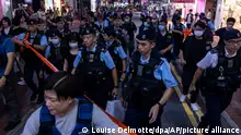 Polizeibeamte nehmen am Vorabend des 34. Jahrestages des Massakers auf dem Platz des Himmlischen Friedens einen Bürger im Stadtteil Causeway Bay mit. +++ dpa-Bildfunk +++