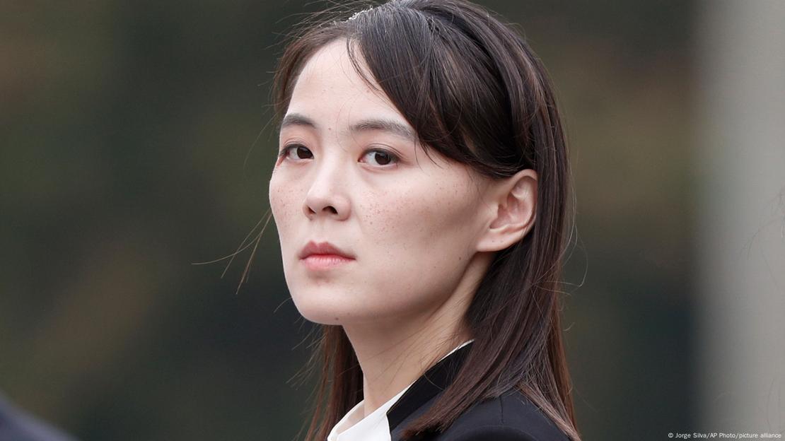 Kim Yo Jong shikon në kamerë.