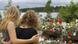 Zwei Frauen vor einem Blumenmeer (Foto: AP/dapd) Zwei Frauen vor einem Blumenmeer (Foto: AP/dapd)