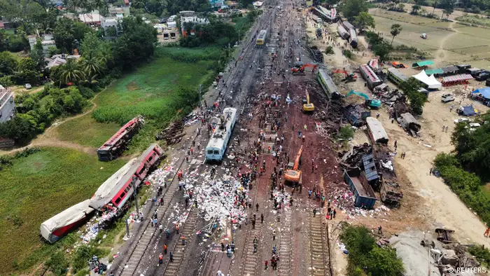 مشهد جوي لموقع حادث القطارات في الهند (الرابع من يونيو 2023)