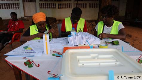 Dans un bureau de vote lors des législatives du 4 juin 2023
