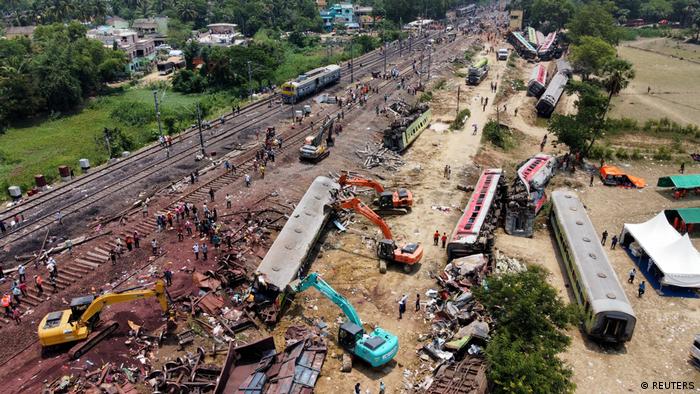 印度3日發生3列火車相撞事故，是該國數十年來最嚴重的火車事故