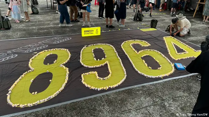 台北六四34週念紀念活動現場在地上擺放8964布條，並在上面放上電子蠟燭。