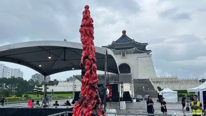 丹麥藝術家高志活的藝術品恥辱柱複製品在台北六四34週念紀念活動展出。