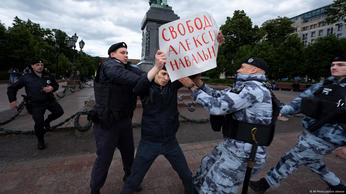 «Ελευθερία για τον Ναβάλνι» ζητά διαδηλωτής στη Μόσχα στον Ιούνιο του 2023