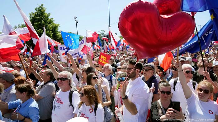 Os líderes da manifestação afirmaram que o protesto era contra "o custo de vida, o golpe e a mentira, e a favor da democracia, eleições livres e da UE".