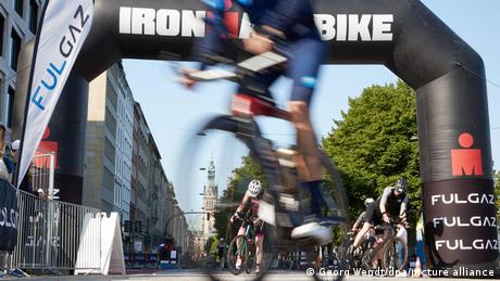 Triathleten auf dem Rennrad bei der Ironman-Europameisterschaft in Hamburg
