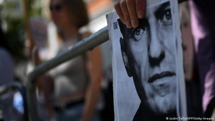 Ein Demonstrant hält ein Foto von Nawalny in der Hand 