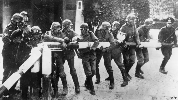 Deutsche Soldaten reißen einen Schlagbaum an der deutsch-polnischen Grenze nieder.