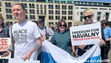 Freiheit für Nawalny, Gefängnis für Putin steht auf einem Plakat von Demonstrantinnen
