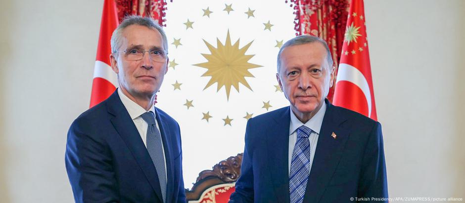 O secretário-geral da Otan, Jens Stoltenberg, e o presidente da Turquia, Recep Tayyip Erdogan, durante encontro neste domingo