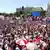 Tausende Menschen mit polnischen Fahnen feiern den 24. Jahrestag der ersten teilweise freien Wahl in Polen am 4.06.2023 in Warschau