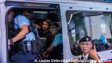 香港不准公開悼六四 逾20人遭港警帶走