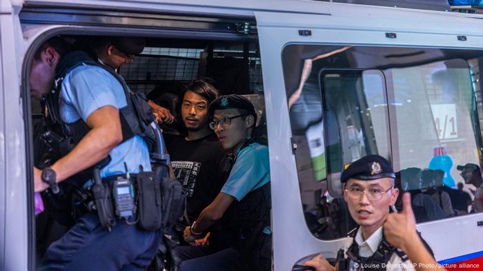 香港职工盟前副主席邓建华，身穿印有《文汇报》六四报道的黑色上衣，他在维园附近遭警方带走。