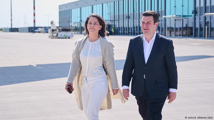 Außenministerin Annalena Baerbock und Arbeitsminister Hubertus Heil auf dem Rollfeld am Berliner Flughafen 