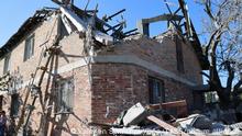 DIESES FOTO WIRD VON DER RUSSISCHEN STAATSAGENTUR TASS ZUR VERFÜGUNG GESTELLT. [RUSSIA, DONETSK - JUNE 2, 2023: Damage to a residential house in Kuibyshevsky District of Donetsk after a military strike by the Armed Forces of Ukraine involving multiple launch rocket systems. Valentin Sprinchak/TASS]