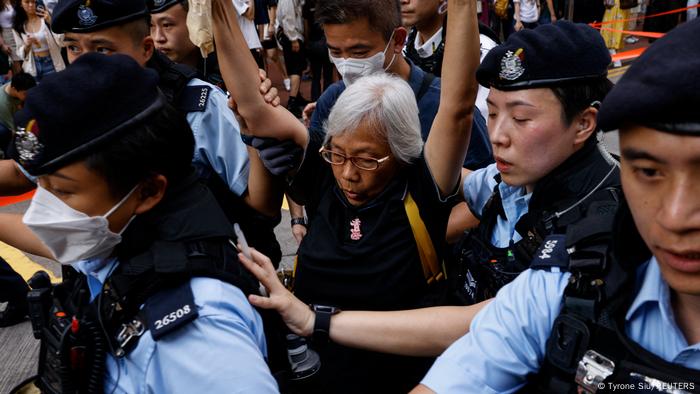 又称“王婆婆”的香港社运人士王凤瑶在6月4日下午5点多到了警方封锁范围附近。她拿着一束鲜花，双手比出“五一”手势，接着便被一群警察包围并带上警车。今年67岁的王凤瑶因在2019年反修例游行中经常举着英国国旗而引人注目，曾数次被香港和中国大陆警方拘留。