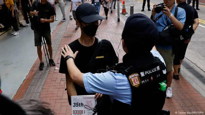 一名身穿黑衣、戴口罩的男子向在场记者展示香港剧作家庄梅岩的六四舞台剧本《5月35日》；也有人用手机播放六四相关歌曲，在街上喊「我们要自由」、「香港人不要怕」，最终也被带离开。