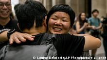 Ein Mann umarmt die Journalistin Bao Choy