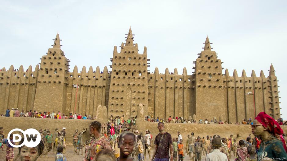 La grande mosquée de Djenné au Mali fait peau neuve
