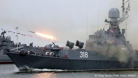 Russland Die russische Korvette Aleksin nimmt an einer Militärparade teil