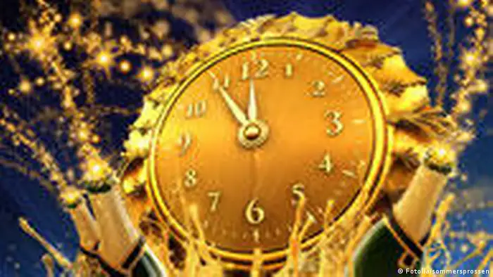 Symbolbild fünf Minuten vor zwölf Uhr Silvester Geburstag Champagner