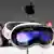 El nuevo casco de realidad virtual Vision Pro de Apple se muestra durante la Conferencia Mundial de Desarrolladores de Apple (WWDC) en el campus Apple Park en Cupertino, California, el 5 de junio de 2023. Apple presentó el lunes sus primeros auriculares de realidad virtual, desafiando a Meta, propietaria de Facebook.