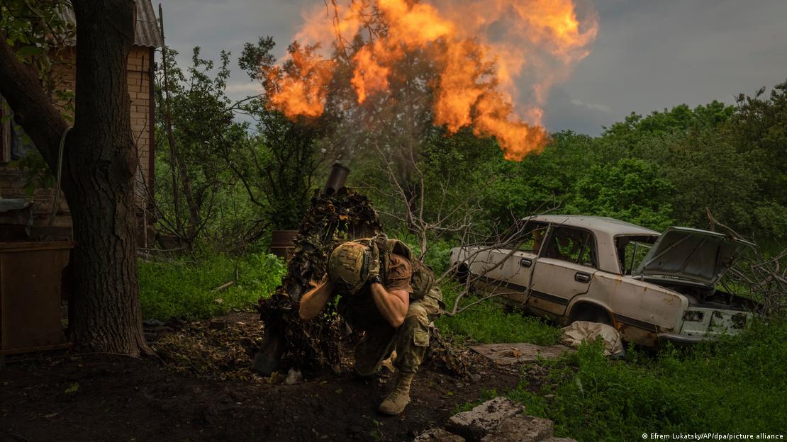 Украински войник стреля с гранатомет по руските позиции край Бахмут