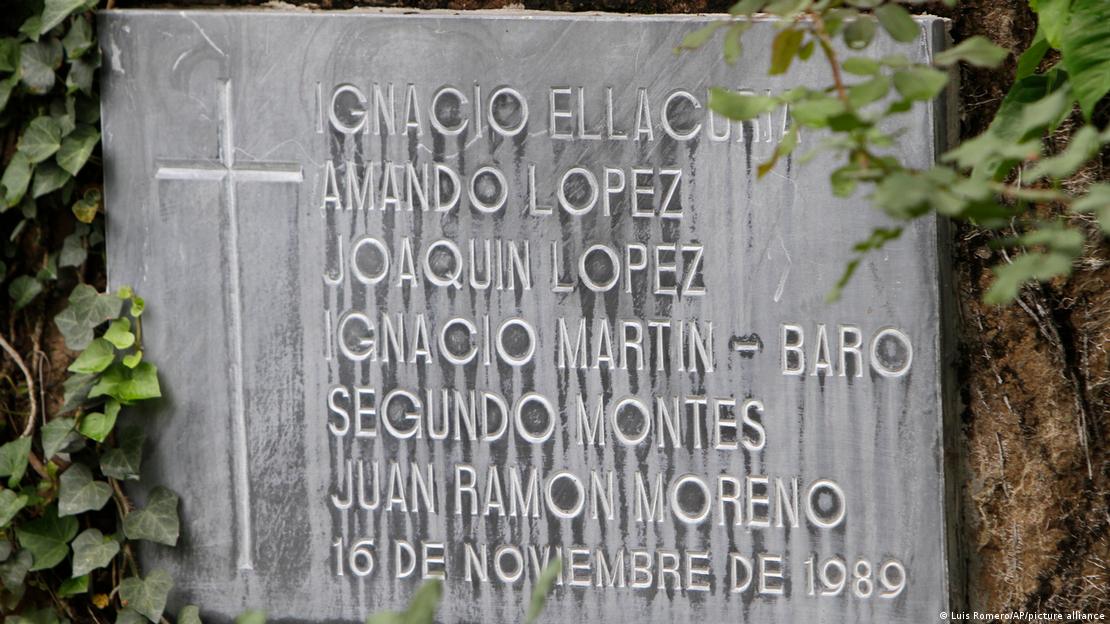 Una placa recuerda a los seis sacerdotes jesuitas asesinados dentro de la Universidad Centroamericana de San Salvador en 1989. (Archivo 30.05.2011)