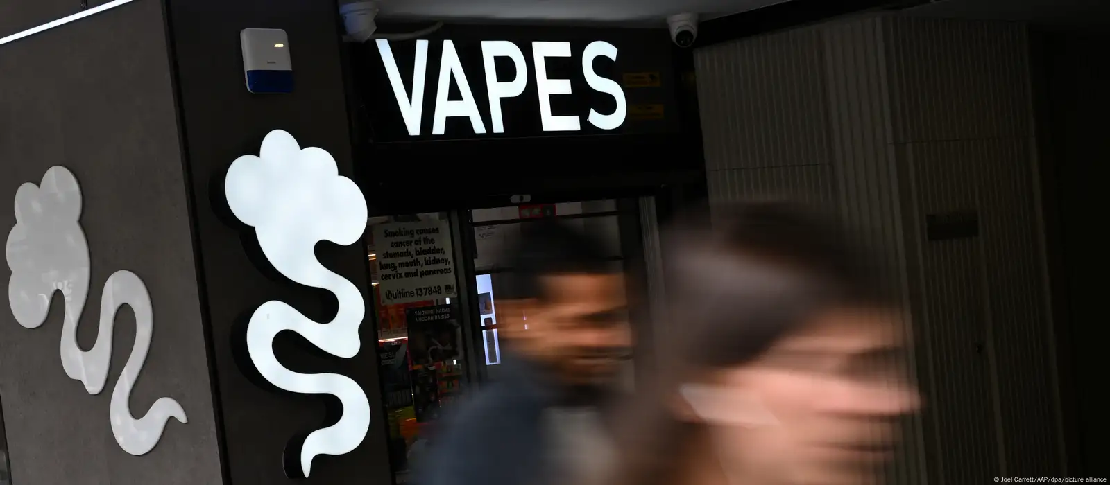 New Zealand cracks down on vaping bans single use devices DW