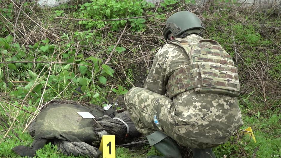 Soldiers in Ukraine search for dead bodies – DW – 06/13/2023