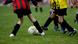 Das Foto zeigt Kinderbeine beim Fußballspiel Das Foto zeigt Kinderbeine beim Fußballspiel