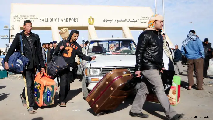 عمال مصريين عائدين من ليبيا عبر معبر السلوم البري فبراير 2011