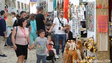 Tourism in Tunisia. tourists visiting the shop in tunis. Place & Date: Tunis 01/06/2023
Copyright / Photographer: Khaled Nasraoui
