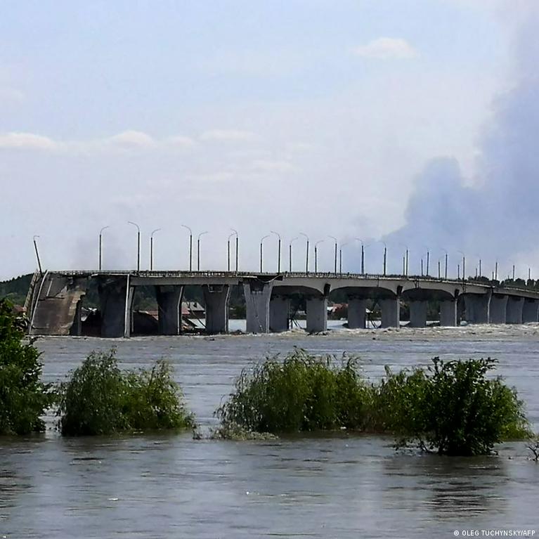 Uy qurilishi porno bilan osilgan kokrak va bir etuk ayol yutib cum