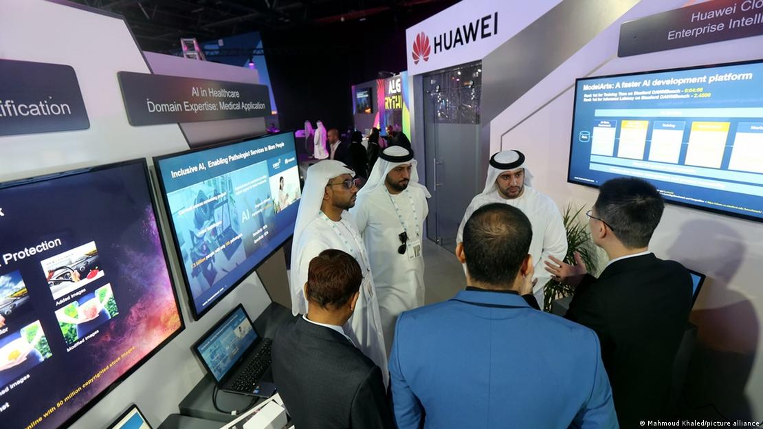 Un grupo de personas en el stand de Huawei en la primera Cumbre AI Everything en Dubai.