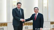 SPD-Chef Klingbeil in China
Li Qiang (r), Ministerpräsident von China, begrüßt Lars Klingbeil, SPD-Bundesvorsitzender, in Peking. Auf einer Asien-Reise nach China, Südkorea und die Mongolei führt Klingbeil in Peking zweitägige politische Gespräche mit Mitgliedern der chinesischen Führung. +++ dpa-Bildfunk +++