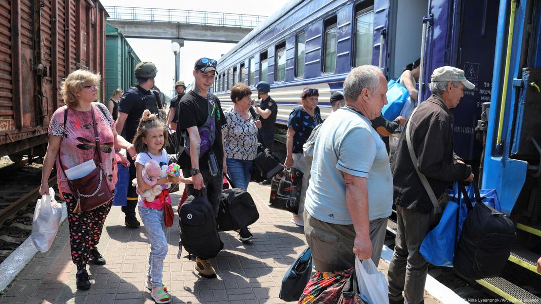 Evakuierung von Menschen im Bahnhof von Cherson