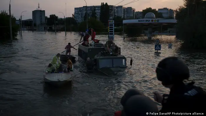 卡霍夫卡大壩潰堤，許多被淹地區的居民正在撤離