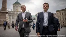 Bundeskanzler Olaf Scholz (SPD, l) geht neben Emmanuel Macron, Präsident von Frankreich, zu einem gemeinsamen Abendessen ins Restaurant „Kochzimmer“ in Potsdam. Beim Treffen der beiden Regierungschefs soll es unter Anderem um den russischen Angriffskrieg gegen die Ukraine gehen, aber auch europäische Themen sollen seine Rolle spielen. +++ dpa-Bildfunk +++