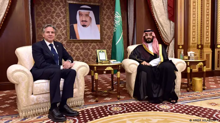 بلينكن مع الحاكم الفعلي للسعودية الأمير محمد بن سسلمان.