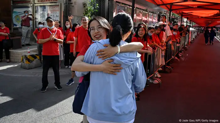 有考生认为，大学以后才是后面“一山又一山”，图为6月7日的中国大学入学考试中，北京一位老师拥抱她的学生（资料照）