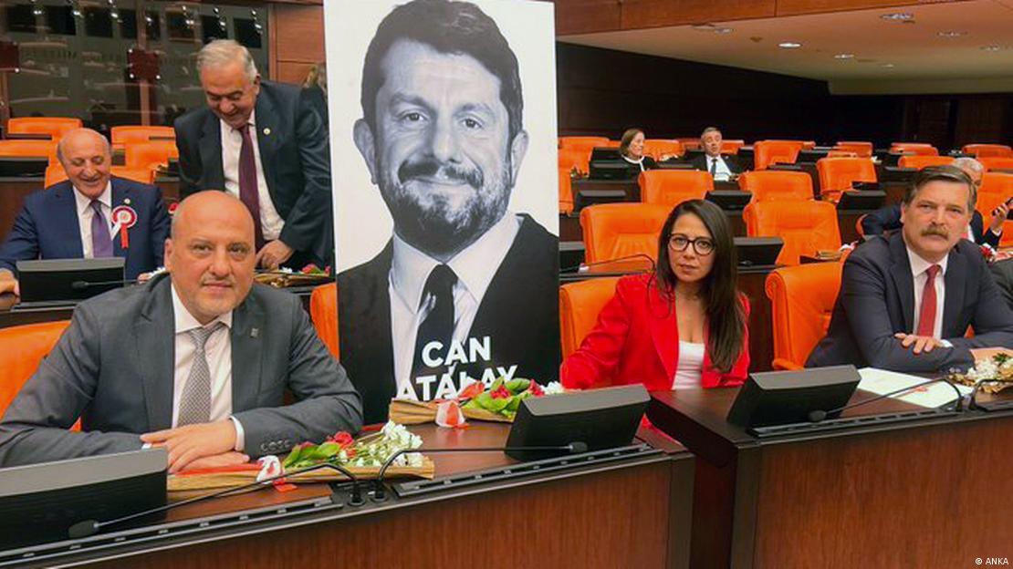 Meclis'te Can Atalay fotoğrafı yanında oturan TİP milletvekilleri