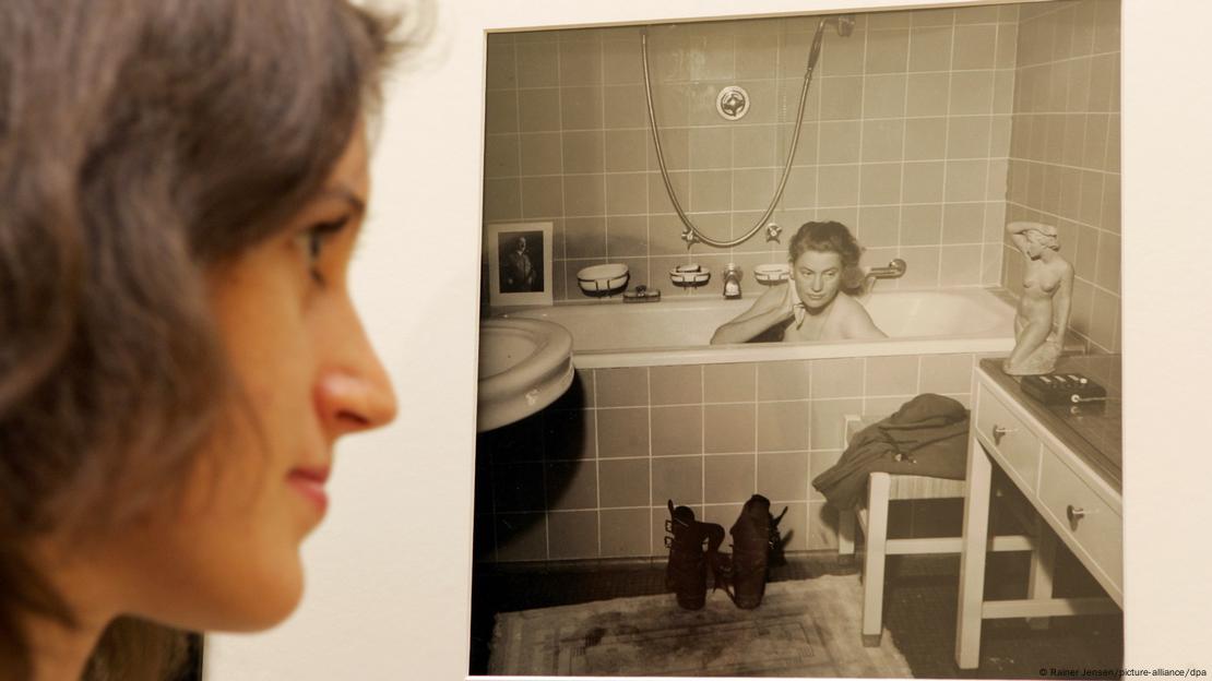 Η φωτογραφία με τη Μίλερ στην μπανιέρα του Χίτλερ σε έκθεση έργων της