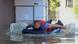 Residente sobre un colchón inflable en un área inundada de Jersón. Residente sobre un colchón inflable en un área inundada de Jersón.